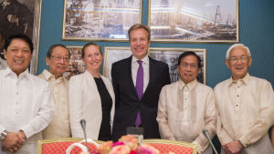 Norges utrikesminister Børge Brende (i mitten) är värd för förhandlingarna. Kommunispartiets landslfyktige grundare Jose Maria Sison (andra från vänster) deltar också i fredssamtalen. Norges utrikesminister Børge Brende (i mitten) är värd för förhandlingarna. Kommunispartiets landslfyktige grundare Jose Maria Sison (andra från vänster) deltar också i fredssamtalen.