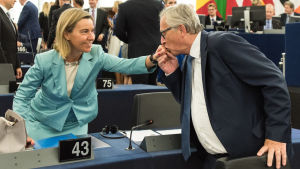 Jean-Claude Juncker kysste EU:s höga representant för utrikesfrågor och säkerhetspolitik Federica Mogherinin på handen. EU-kommissionens ordförande Jean-Claude Juncker kysste EU:s utrikesansvariga Federica Mogherini på handen i EU-parlamentet i Strasbourg.