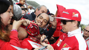 Kimi Räikkönen omringad av fans i Mexiko.