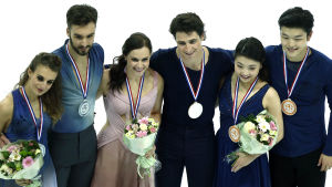 Är det här medaljtrion i isdans även i Helsingfors-VM? Fr.v. Gabriella Papadakis/Guillaume Cizeron, Tessa Virtue/Scott Moir, Maia Shibutani/Alex Shibutani. De tre bästa isdansparen i Grand Prix-finalen 2016 i konståkning står på prispallen.