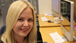 Tutkija Heidi Haikala. Tutkija Heidi Haikala Helsingin yliopistosta istuu päätteen äärellä.