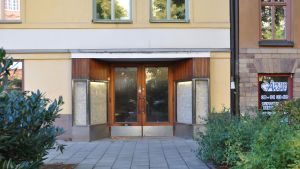 Bakom den här anspråkslösa fasaden har man skapat låtar som sålt i miljoner exemplar. Ingången till Atlantis studion i Stockholm