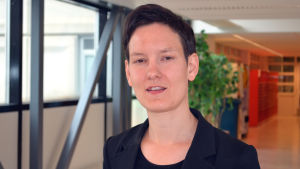 Anna Moring uppmanar till respekt och samarbetsvilja vid skilsmässor. Anna Moring arbetar för regnbågsfamiljer.