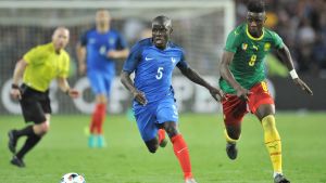 N'Golo Kanté och Anatole Abang i kamp om bollen 2016. N'Golo Kanté och Anatole Abang i träningslandskamp 2016.