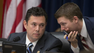 Den republikanska kongressledamoten Jason Chaffetz (tv) vill nu sent omsider utreda om Trump försökte stoppa eller blanda sig i FBI-utredningen om Trumps och hans medarbetares Rysslandskontakter Den republikanska kongressledamoten Jason Chaffetz vill nu sent omsider utreda om Trump försökte stoppa eller blanda sig i FBI-utredningen om Trumps och hans medarbetares Rysslandskontakter