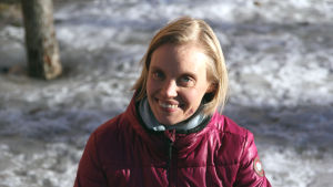 Heidi Lindqvist puistossa, PK, hymyillen