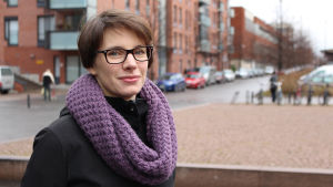 Anna Alenius har tre barn, två av dem går i Nordsjö lågstadieskola. Skolan ligger bredvid en simhall men barnen skjutsas till Britas simhall. studerar på arcada, har döttrar i Nordsjö lågstadieskola