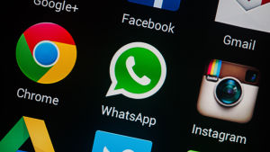 WhatsApp-logo ja muita logoja älypuhelimen näytöllä