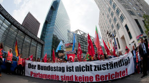 Turkiska orhanisationer protesterar mot Tysklands Armenienresolution.