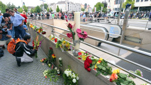 Människor lägger blommor vid ingången till tunnelbanestationen intill köpcentret Olympia på lördagen 23.7.2016 Människor lägger blommor vid ingången till tunnelbanestationen intill köpcentret Olympia på lördagen 23.7.2016