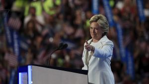 Hillary Clinton har vind i seglen. Hon leder med mellan 7 och 11 procent i mätningarna. Hillary Clinton håller tal under demokraternas partikonvent 2016.