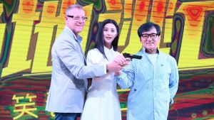 Renny Harlin står bredvid Fan Bingbing, som håller i en pistol tillsammans med Jackie Chan (t.h.)