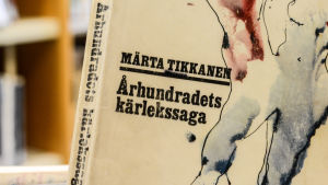 Århundradets kärlekssaga har även haft stor framgång som teater. Bara i Tyskland har diktromanen dramatiserats på 50 teatrar. Märta Tikkanens Århundradets kärlekssaga.