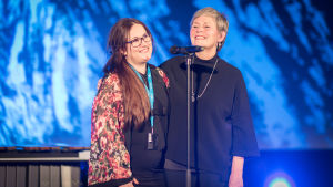 Festivalchefen Martha Otte (till höger) och regissören Solveig Melkeraaen under invigningen av festivalen Regissören Solveig Melkeraaen och Tromsö filmfestival chef Martha Otte under invigningen av festivalen