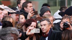 "Okej, nu ska jag försöka vara allvarlig". Steve Coogan och fansen. Steve Coogan och fansen.