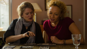 Barbara Sukowa som operadivan och Katja Riemann som dottern i Margarethe von Trottas nya film. två karaktärer ur filmen Die abhandene welt tittar på gamla foton