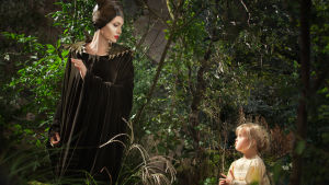 Angelina Jolie och hennes egen dotter som en ung Aurora. Angelina Jolie och hennes egen dotter som en ung Aurora.