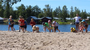Ifjol ordnades mer än 80 simskolor i Österbotten Lekande barn i simskolan vid Kronvik simstrand
