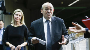 EU:s utrikeschef Federica Mogherini och Frankrikes försvarsminister Jean-Yves Le Drain Mogherini och Frankrikes försvarsminister Jean-Yves Le Drian