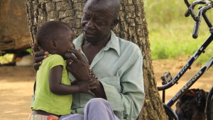 Francis pappa och barnbarnet Felicity. Pappan var nära att bli dödad under kriget. man och barn i norra uganda