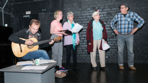 Kapellmästare Christoffer Holmberg från Lärkkulla övar sång med Malin Wikström-Orre, Yvonne Kevin-Ekman, Rose-Marie Malm och Göran Wadenström. Musiklärare och kapellmästare Christoffer Holmberg ackompanjerar teatergänger i Raseborgs ruiner. Månne det är Sommaren är kort? Eller Highway to hell ...