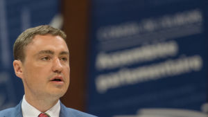 Det estniska Reformpartiets ledare, statsminister Taavi Rõivas är på fallrepet och det är möjligt att han avgår före tisdagens förtroendeomröstning. Det estniska Reformpartiets ledare, statsminister Taavi Rõivas är på fallrepet och det är mäjligt att han avgår före förtroendeomröstningen på tisdag