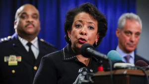 USA:s justitieminister Loretta Lynch vid en presskonferens angående polisen i Chicago. I bakgrunden polischefen Eddie Johnson och borgmästaren Rahm Emanuel. USA:s justitieminister Loretta Lynch vid en presskonferens om polisen i Chicago. I bakgrunden polischefen Eddie Johnson och borgmästaren Rahm Emanuel.