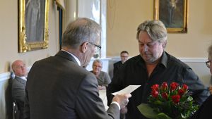 Stadsdirektör Olavi Kaleva gratulerar Kjell Trogen till titeln årets medarbetare 2016.. Kjell Trogen premieras till årets medarbetare 2016 i Lovisa 20.01.17