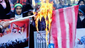 Många iranier anslöt sig till en kampanj på sociala medier när man uppmanade folk att inte längre bränna amerikanska flaggor av respekt för det amerikanska folket. Flaggor brändes ändå bland annat i Teheran Många iranier anslöt sig till en kampanj på sociala medier när man uppmanade folk att inte längre bränna amerikanska flaggor av respekt för det amerikanska folket. Flaggor brändes ändå bland annat i Teheran