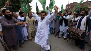 Demonstranter som stöder Pakistans premiärminister Nawaz Sharif firar med dans efter att Högsta domstolen beslutat att inte avsätta premiärministern.