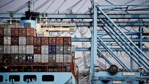 Ett fartyg ägt av danska bolaget Moller-Maersk i hamnen i Rotterdam. Ett fartyg ägt av danska bolaget Moller-Maersk i hamnen i Rotterdam.