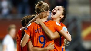 7-9-11 - van de Sanden, Miedema och Martens. van den Sanden, Miedema och Martens firar ett mål vid EM 2017.