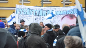 "Stoppa invasionen", främlingsfientliga demonstrationer har blivit vanligare sedan det kom rekordmånga asylsökande till Finland hösten 2015. Rajat Kiinni-rörelsen demonstrerar på Narinken i Helsingfors