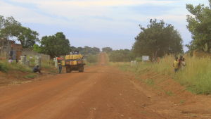 Ginleverans till byn Lanyatido. en bil levererar gin i gula plastdunkar i norra uganda