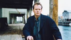 Med blicken riktad mot nya utmaningar. Den svenske skådespelaren Stellan Skarsgård tvekar inte när det gäller att varva mainstream med smalare produktioner. Här i samband med den norska thrillern "Insomnia" (1997). Stellan Skarsgård poserar i en nedlagd hamn.
