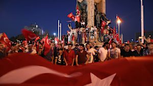Demonstrationer mot kuppförsöket sommaren 2016. President Erdoğans anhängare i Istanbul firar att kuppförsöket misslyckades.