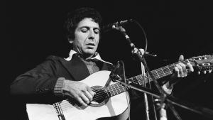 Leonard Cohen år 1972. Leonard Cohen spelar gitarr år 1972.