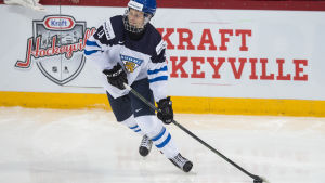 Olli Juolevi gjorde stor succé i JVM för ett år sedan och är med också i truppen som ska försvara det finländska guldet. Olli Juolevi gjorde stor succé i JVM för ett år sedan och är med också i truppen som ska försvara det finländska guldet.