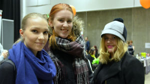 Miljaana Koskela, Sofia Malinen och Maria Heikkinen skulle vilja hitta en praktikplats till sommaren. Studerande vid Haaga-Helia letar efter praktikplats på rekryteringsmässan Donfabriken