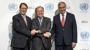 Leenden för kameran. Grekcyprioternas president Nicos Anastasiades, FN:s generalsekreterare Antonio Guterres och turkcyprioternas ledare Mustafa Akinci har fört maratonsamtal i Schweiz. Grekcyprioternas president Nicos Anastasiades, FN:s generalsekreterare Antonio Guterres och turkcyprioternas ledare Mustafa Akinci har fört maratonsamtal i Schweiz.