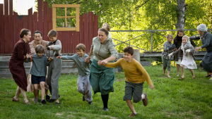 Barn och kvinnor springer i Lumpänglars väg.