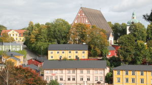 Biskopsvigningen går av stapeln i Borgå domkyrka. Biskopens bostad och representationsvåning finns i Biskopsgården uppe till vänster i bilden. Borgå gamla stan