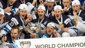 Finland vann både U20- och U18-VM-guld i vintras. JVM-guldlaget firar, januari 2016.