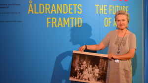 Diallogguiden Lena Björklund visar upp en barndomsbild från slutet av 1940-talet. Heureka öppnar utställning om åldrande.