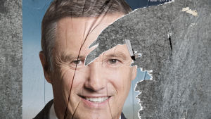 En riven valaffisch för Nicolas Dupont-Aignan inför presidentvalets andra omgång. En riven valaffisch för Nicolas Dupont-Aignan inför presidentvalets andra omgång.