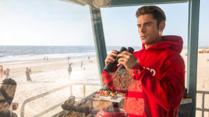 Matt (Zac Efron) spanar efter skumma typer. Matt Brody (Zac Efron) står i livvaktstornet och spanar med en kikare i handen.