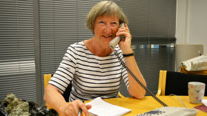 Förr satt fem damer och svarade i telefon. Numera klarar Ursula Stenberg det tillsammans med en hjälpreda. Ursula Stenberg svara i telefon