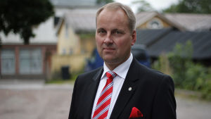 Tom Simola, stadsdirektör, fick stå i talarstolen flera gånger. Raseborgs stadsdirektör Tom Simola