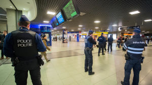 Poliser patrullerar bland annat på tågstationer i Bryssel. Poliser patrullerar bland annat på tågstationer i Bryssel