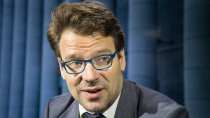 Bra att regeringen backar, anser Ville Niinistö. De Grönas ordförande Ville Niinistö